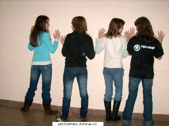 (^_^) pletenele mele - de la stanga la dreapta: camy,ank,biby,iop:X - ♥ Poze Cu Prietenii Tai ♥